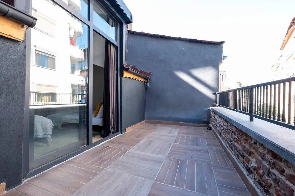 イスタンブールStylishly Decorated Fourlex Houseアパートメント アパート